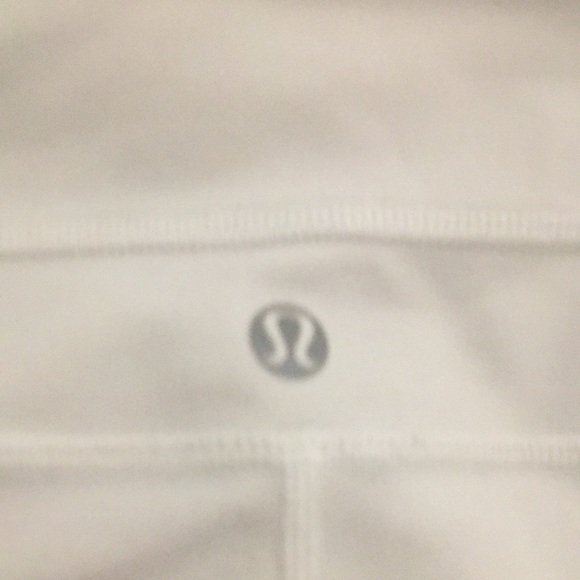 White lulu biker shorts size small/0 - Picture 2 of 2